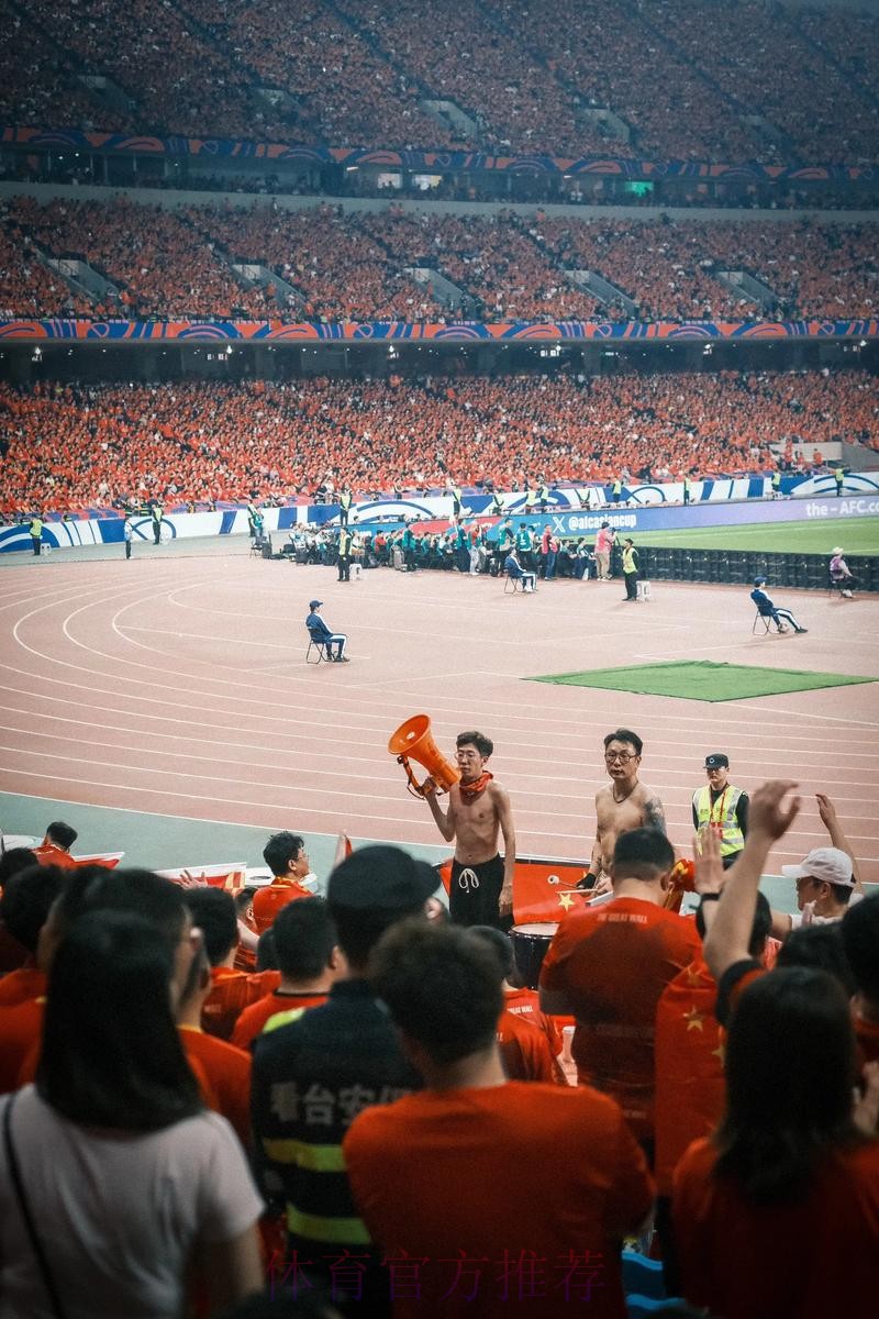 齐为国足加油 谭晶邀请小球迷观看中荷大战